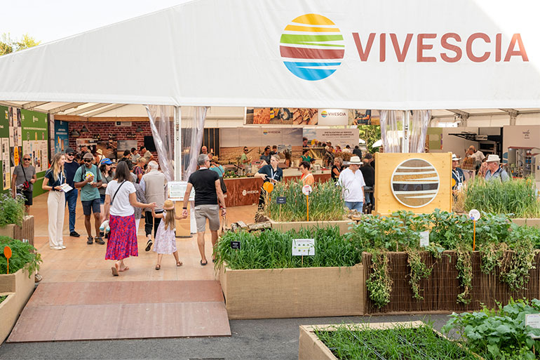 Le Village VIVESCIA à la foire de Châlons en 2024 - En premier plan, l'espace végétal avec des personnes qui rentre dans le stand. En second plan, le stand.