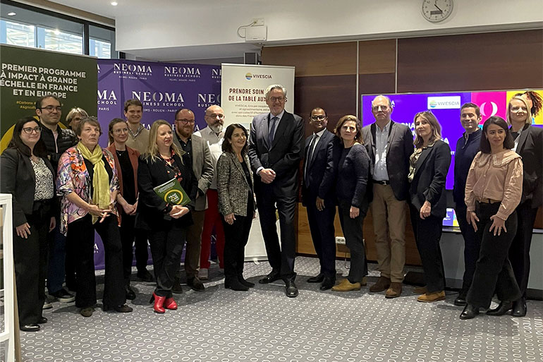 Photo de groupe des différentes personnes présentes lors de la signature du partenariat entre VIVESCIA et NEOMA