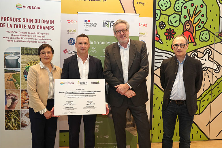 Photo de groupe des signataires du renouvellement de la chaire GERMEA